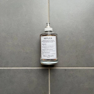 By the fireplace parfym - Tja säljer denna parfym med ungefär 40 ml kvar. Jag är sugen på något nytt så därför säljer jag den. Priset är inte hugget i sten och hör av er!