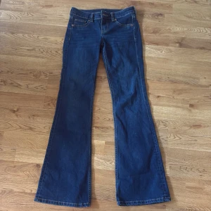 Lowwaist bootcut jeans - Mörkblåa bootcut jeans från HM. Helt slutsålda på hemsidan. Använda 2-3 gånger . 