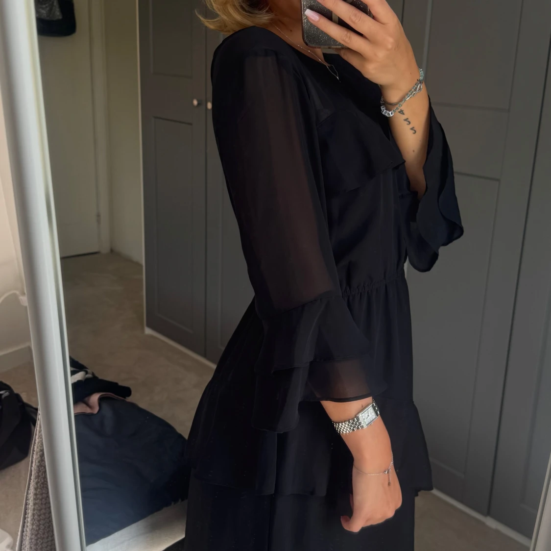 Svart volangklänning med trekvartsärm - 2