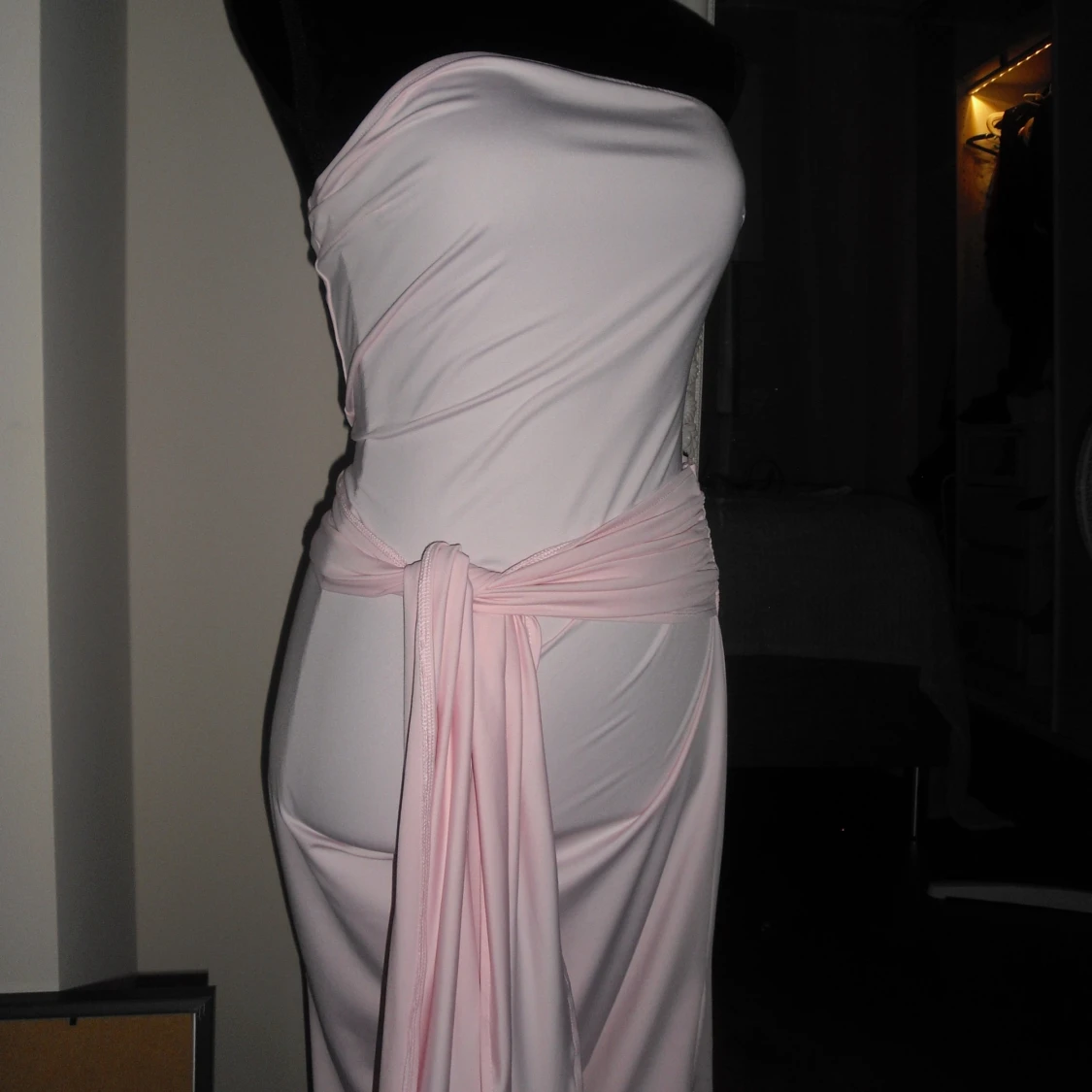 Ljusrosa axelbandslös långklänning - 1