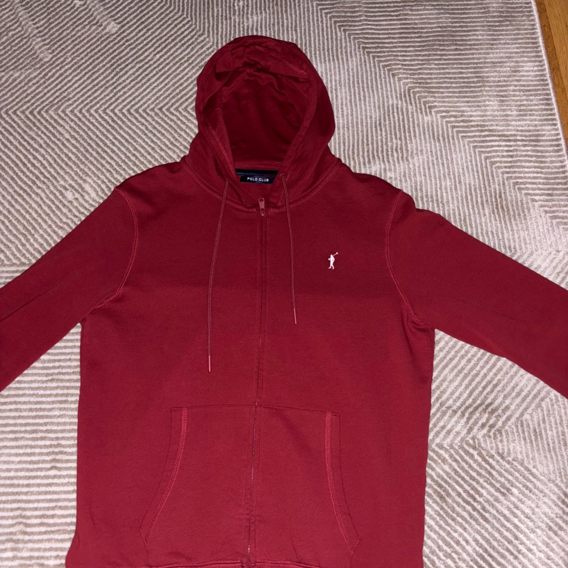 Mörkröd hoodie från Polo Club