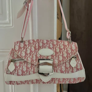 Rosa axelväska  - Säljer denna superfina väskan då den inte kommer till användning 🤍💞i begagnat skick därav priset! 