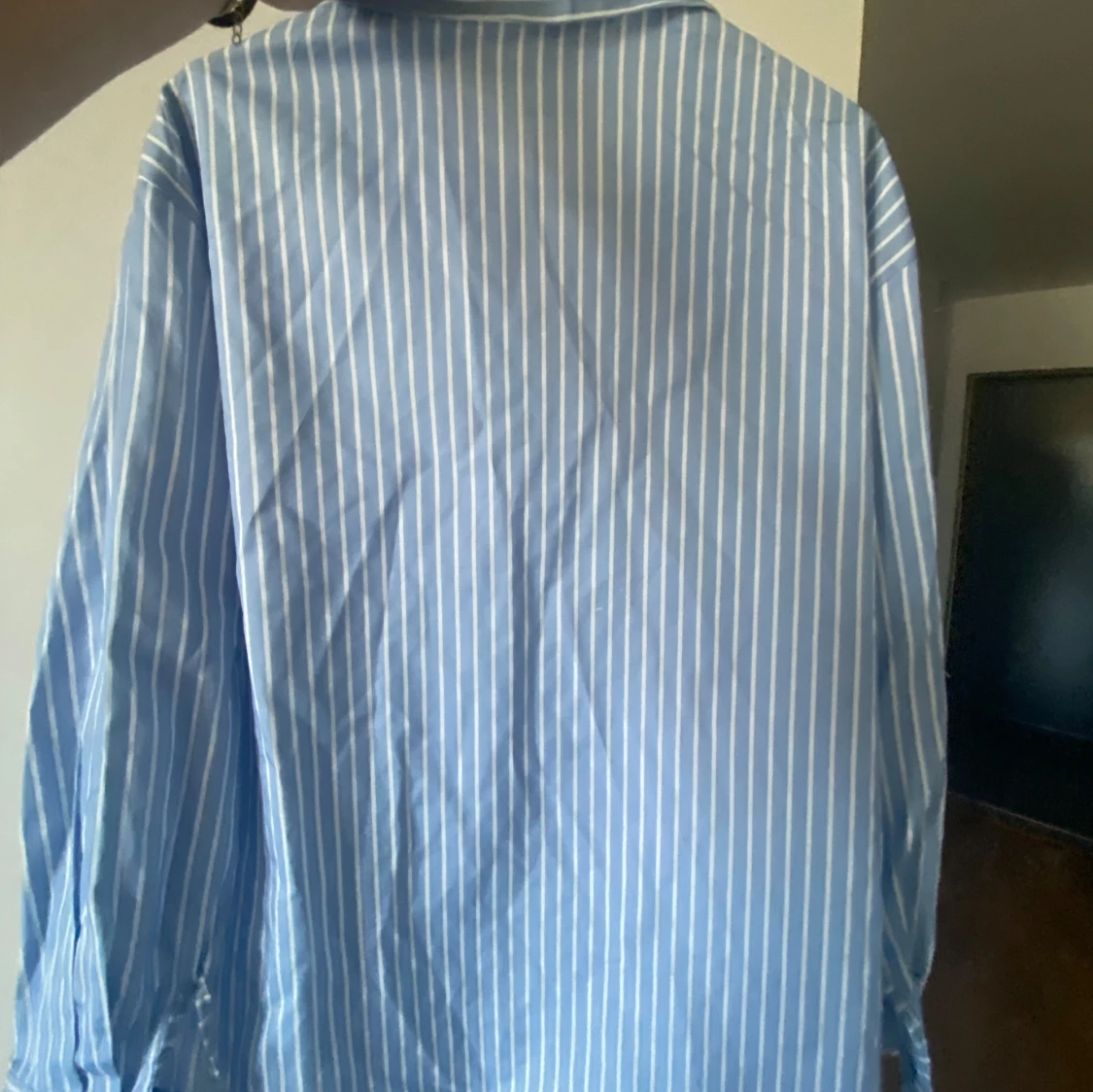 Blåvit randig skjorta med ficka - 2