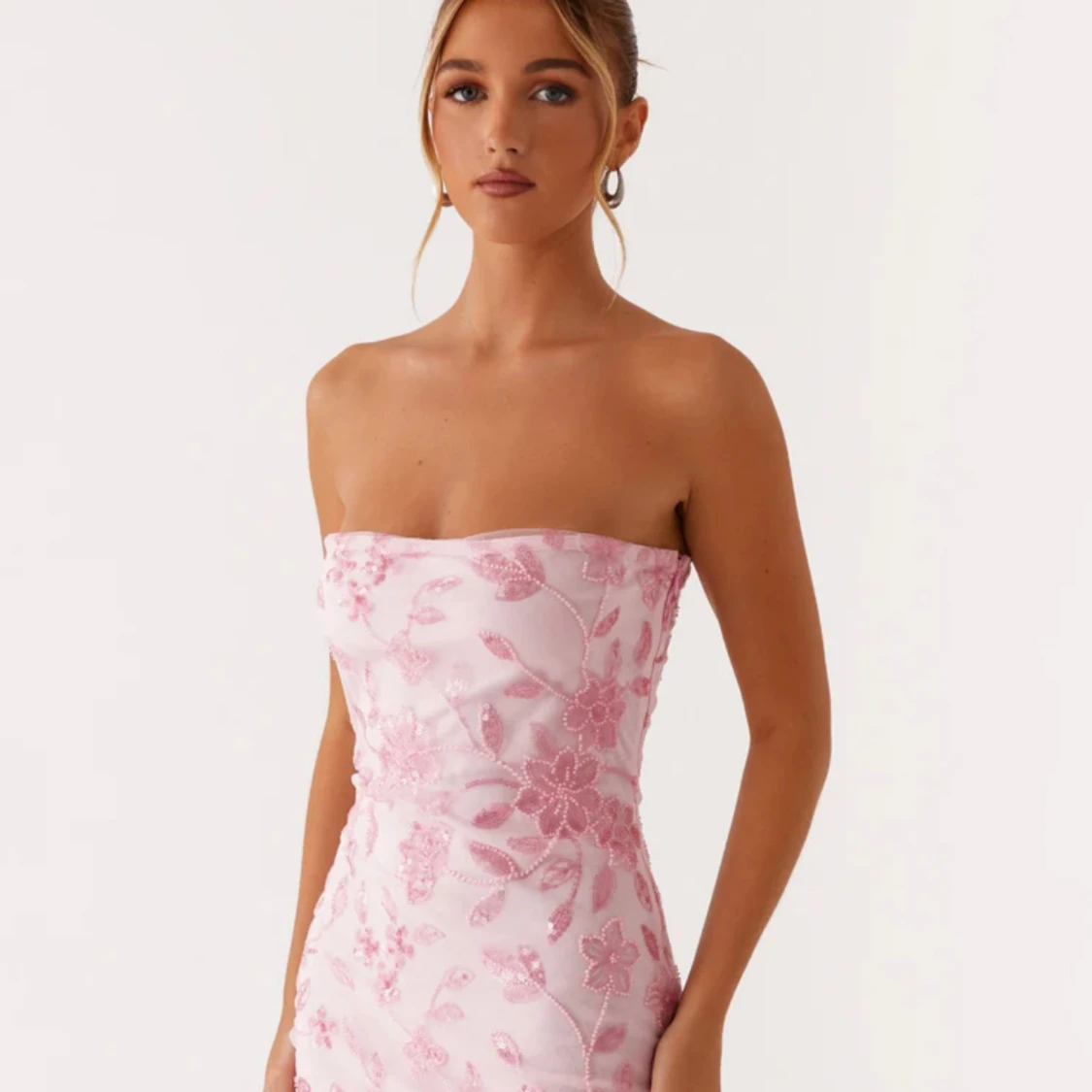 Rosa blommig axelbandslös kortklänning - 1