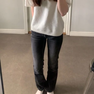 Lågmidjade jeans - • Supersnygga lågmidjade jeans! Köpta från Gina tricot Young. • Storlek 152, passar mig som är 164cm. Har en justerbar midja även! • Sparsamt använda, Inga defekter alls! • Nypris är 400kr!