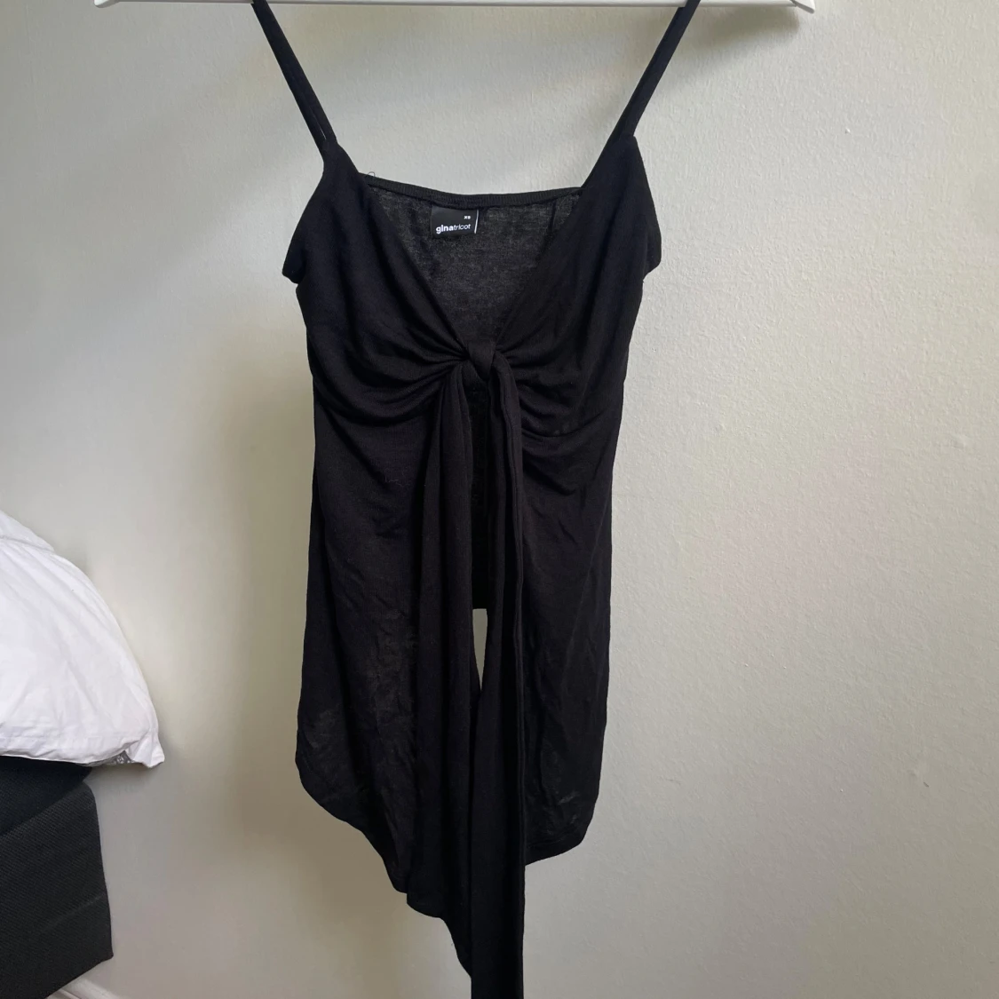 Svart linnetopp med knyt från Gina Tricot - 1