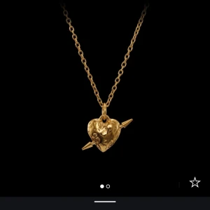 TUVSTARR’S HEART NECKLACE - Säljer mitt superfina halsband från Maria Nilsdotter🤩 Endast använt ca 3 gånger, då jag inte känner att jag passar i det. Kvitto finns. Skriv om ni har fler frågor💕💕