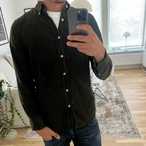 Massimo Dutti skjorta  - As fet mörkgrön skjorta från Dutti. Inga defekter eller något och 9/10 skick. Använd fåtal gånger.