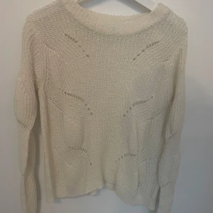 Beige stickad tröja Jacqueline de Yong - Säljer en beige stickad tröja från Jacqueline de Yong i storlek S. Tröjan har ett snyggt mönster med hålstickade detaljer och en rundad hals. Perfekt för dig som gillar en chill och mysig stil med långärmade tröjor.strl s. Går att pruta. 
