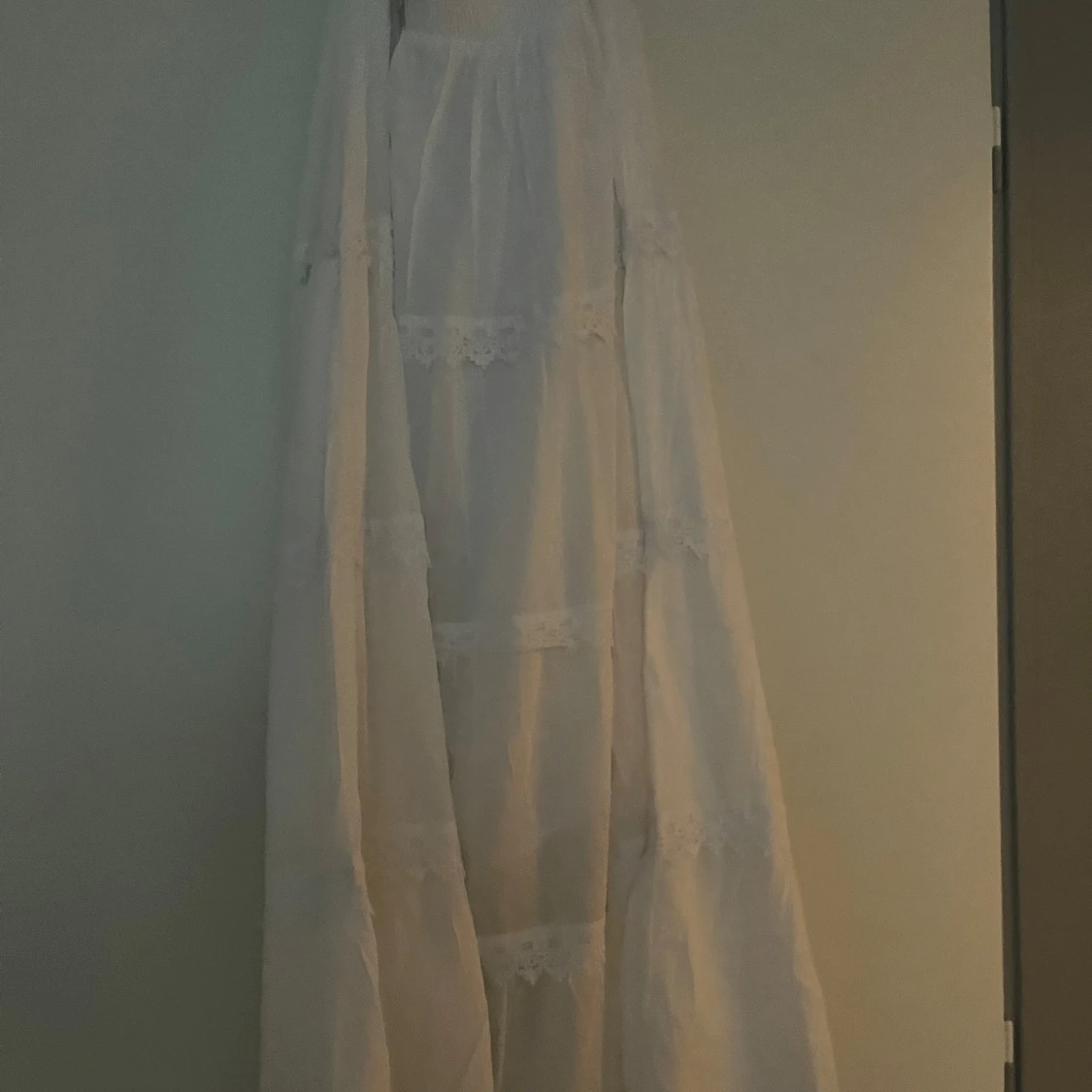 Vit långkjol med spetsdetaljer - 2