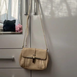 Beige axelväska  - Säljer denna beiga axel/handväska då jag inte har plats för den🥰