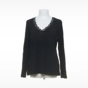 Svart långärmad tröja med spets - Svart långärmad tröja med snygg v-ringning och spetsdetaljer runt halsen. 