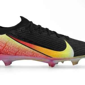 Nike fotbollsskor med regnbågssula - Säljer ett par svarta Nike fotbollsskor med färgstark regnbågsfärgad sula och gradient på sidan i gult, rött och grönt. Skorna har snörning och textdetaljer med 'FLY' och 'WIN' på hälen. Ovandelen är stickad för extra komfort och passform.