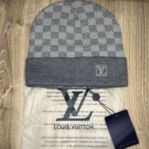 Grå mössa  - Helt ny Mössa. Fantastiskt mönster och färg.         Medföljer: Allt som syns på bilden.                                                       Priset går att diskutera.                                               Fler snygga och nya accessoarer på profilen.