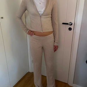 Snyggt set! - Ett ljust set med både tröja och byxor! (Färgen på första 2 bilderna stämmer in bättre, då ljuset på andra 2 bilderna var dåligt). Mycket bra skick! Det går att köpa tröja och byxorna separat! 💗