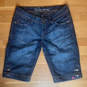 Blå jeansshorts från Esprit - Köpte dessa shorts på Sellpy för att sedan klippa upp så att de blir kortare. Passade dock inte när jag fick dem men tror att de skulle vara jättesnygga💕Kan vara att de saknar en knapp på ena fickan men är inte helt säker på om det är meningen