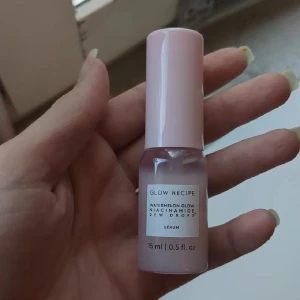 Glow Recipe Watermelon Glow Dew Drops - Glow Recipe Watermelon Glow Niacinamide Dew Drops i en söt rosa miniflaska på 15 ml. Ger glow och återfuktar huden med en lätt, geléaktig formula. Perfekt för att få den där glass skin-effekten. Kommer i en stilren, pastellrosa plastflaska med pump. Säljer för att min hy inte reagerar bra på niacinamide ☺️