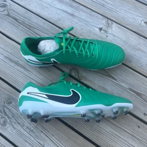Nike Legend 10 Elite FG Lv8 fotbollsskor - Skorna är testade i 5 minuter på konstgräsplan. Säljer pågrund av skada, Levereras med originalpåse och låda.