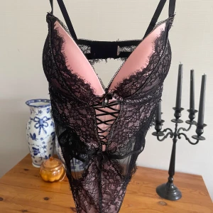 Rosa svart bodysuite - Säljer denna söta rosa och svarta bodysuiten från New yorker som inte kommer till användning. Har endast testat den. Den har pushupp bh och är väldigt bekväm. 💕