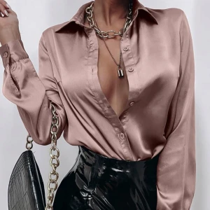 Champagnefärgad satinblus med knappar - Snygg champagnefärgad skjorta i glansigt satinmaterial med klassisk krage och långa ärmar. Aldrig använt! Skriv för fler bilder🥰💕