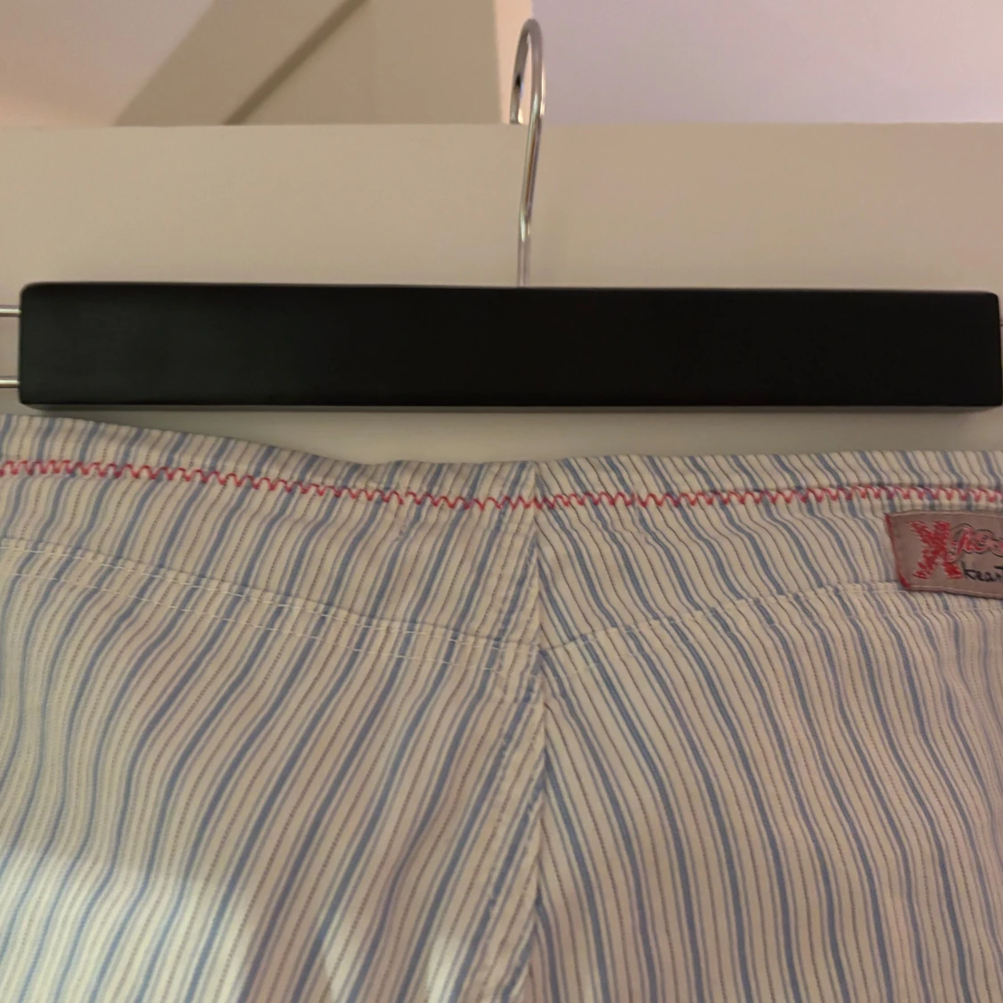 Randiga bootcutbyxor från XRoses - 1