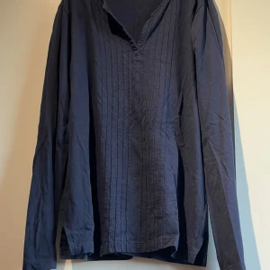 Mörkblå henley från essentialsMO - Har används fåtals gånger och är i gott skick💞