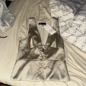 Topp - Topp med pris lapp kvar från Zara