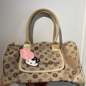 Hello Kitty beige handväska med mönster - Supersöt handväska från Hello Kitty, tidigt 2000-tal💞