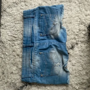 Lowwaist jeansshorts med glitter detaljer - Snygga low waist jeansshorts i strl 34, midja:37. Kommer fler unika jeansshorts o kjolar så följ!!