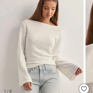 Tröja med vida ärmar - Superfin topp från Nelly med vida ärmar. Den är endast använd 1 gång och köpt för 349 kr! Storlek xs och normal i storleken skulle jag säga 
