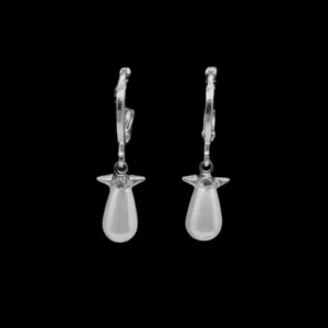 Örhängen Silver925 - Snygga örhängen i silverfärg med droppformade vita pärlor och små stjärndetaljer upptill. Silverfärg 925