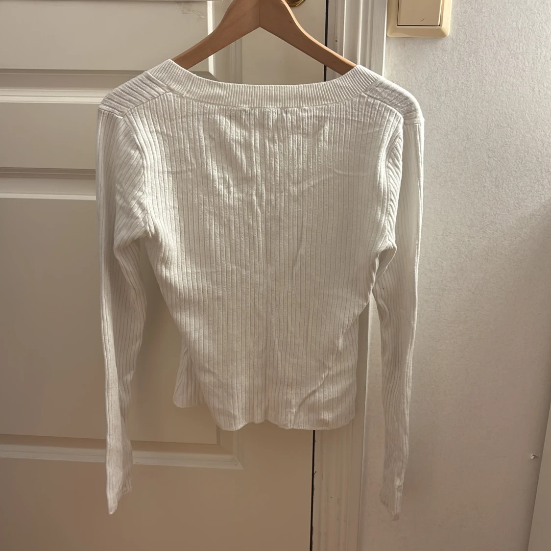 Vit ribbad långärmad tröja - 1