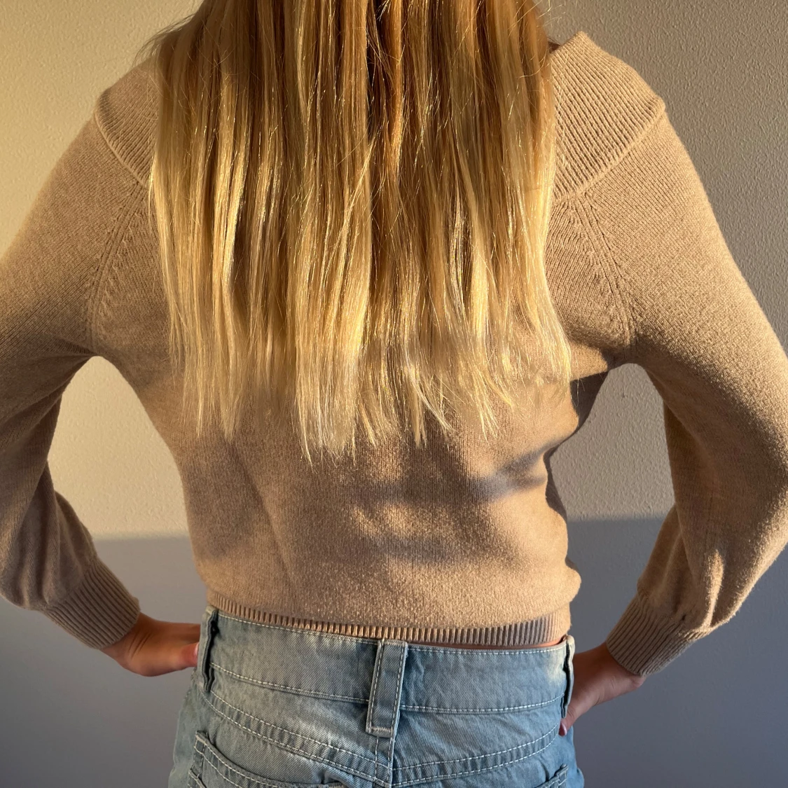 Beige stickad tröja med ribbade detaljer - 1