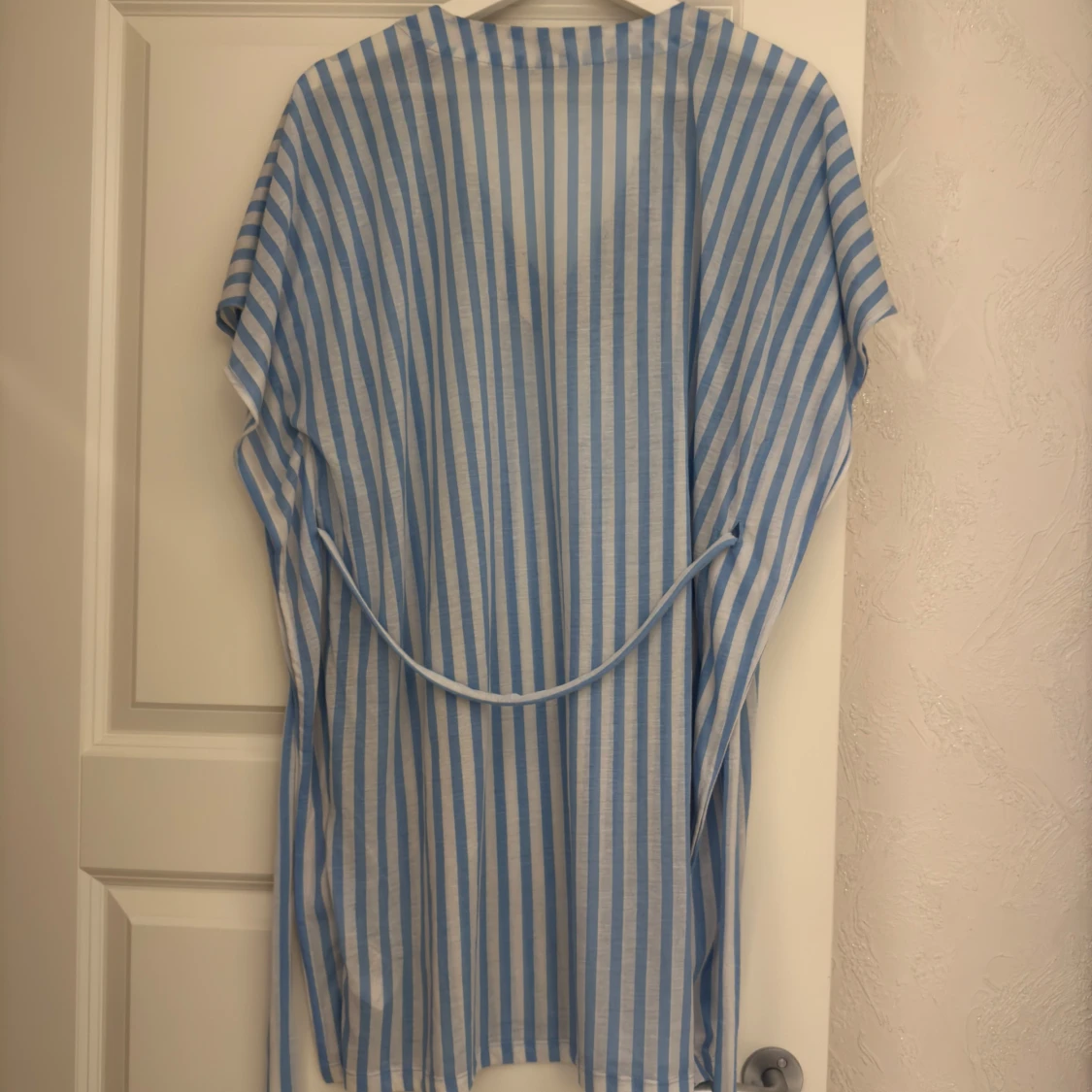 Blåvit randig strand klänning  - 3