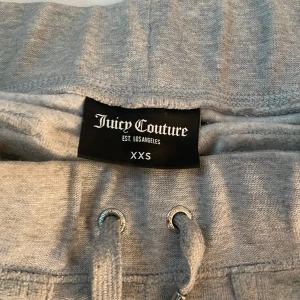 Gråa Juicy couture  - Säljer för att dem ej kmr till användning. Ljusgåra juicy byxor i bra skick. Storlek XXS🩷🩷  passar i längd på mig som är 170