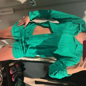 Grönt set med shorts och skjorta - Färgen ser mer turkos ut på bilden men den är grön❣️