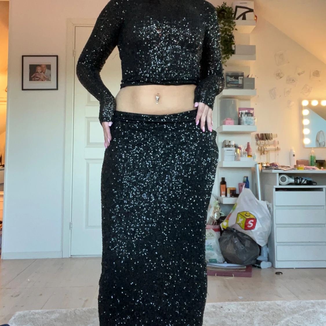 Svart glittrig långklänning med slits - 2