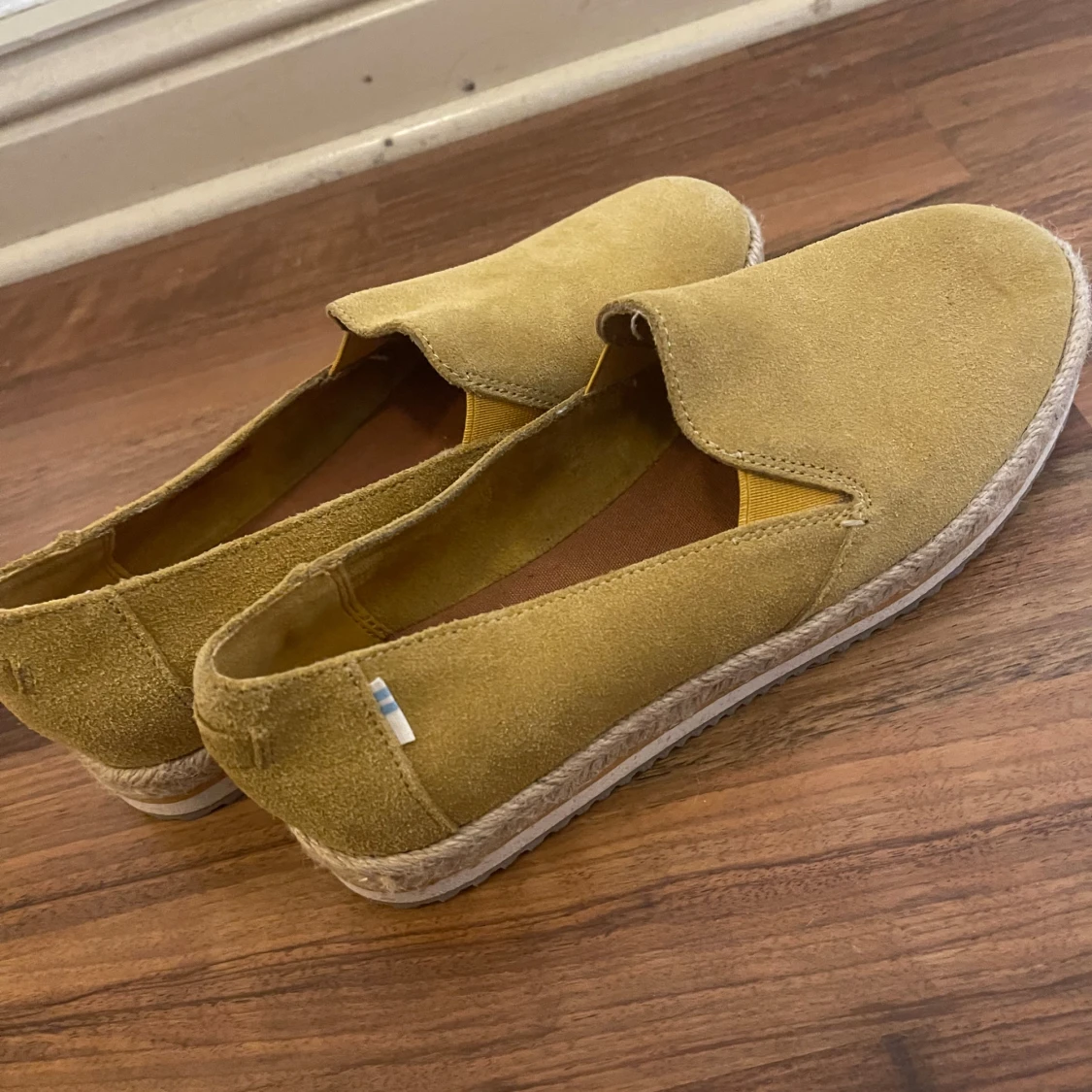 Gula mocka loafers från TOMS