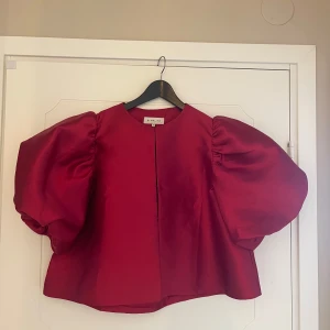 By Malina Pouf Sleeve Blouse - Superfin blus från By malina. Använd en gång. Ser ut som ny. Slutsåld. 