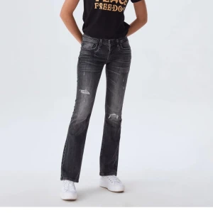 Gråa valerie ltb jeans - Säljer dessa populära och slutsålda ltb jeansen perfekt till hösten då de inte kommer till användning, dom har en liten defekt se bild 4. Pris kan diskuteras🌺