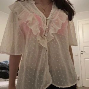 Blus från Zara - Säljer en jätte fin blus från Zara den har tappat en knapp och har lite trådar där nere men inget som märks ❤️