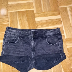 Shorts från Gina  - Ett par mörk gråa jeans shorts i storlek 170.(klippt själv)