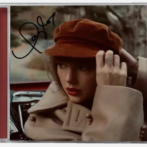Signerad cd Red (Taylor's Version) - Autentisk signerad taylor swift cd. Ställ gärna frågor om ni undrar över nåt