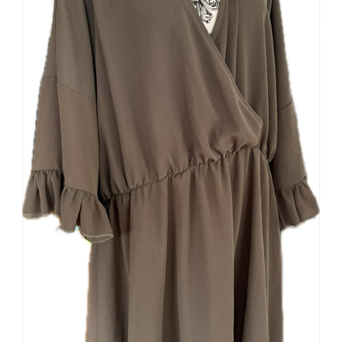 Brun omlottklänning från Boohoo