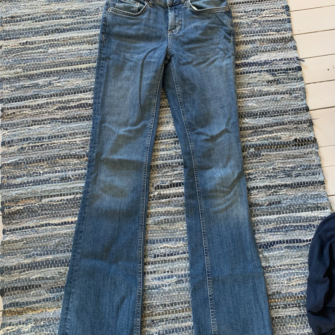 Blå bootcut jeans från Zara
