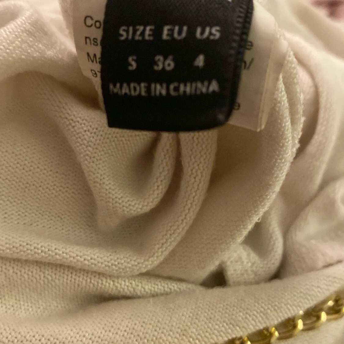 Offshoulder topp med guldkedjor - 2