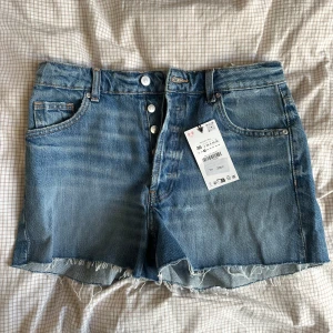 Blå jeansshorts från Zara -  Blå jeansshorts från Zara, lite baggy! Aldrig använt🥰