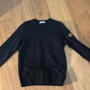 Svart sweatshirt från Stone Island - Svart sweatshirt från Stone Island använd 5 gånger riktigt bra skick och är väldigt skön passar bra till allt skriv gärna om funderar .
