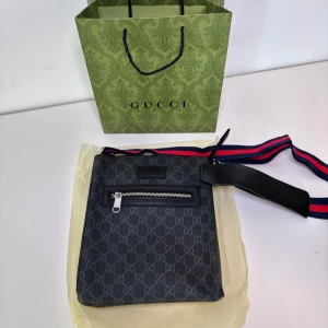 Svart axelväska - Säljer en helt ny axelväska. Finns fler spännande varor på profilen!!