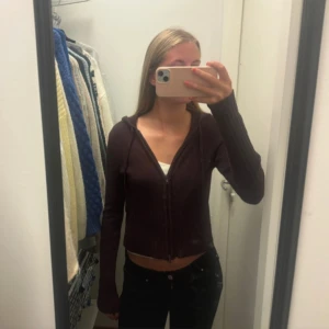 Kofta - Superfin kofta med dragkedja och luva, denna är inte använd nånting sedan den köptes.